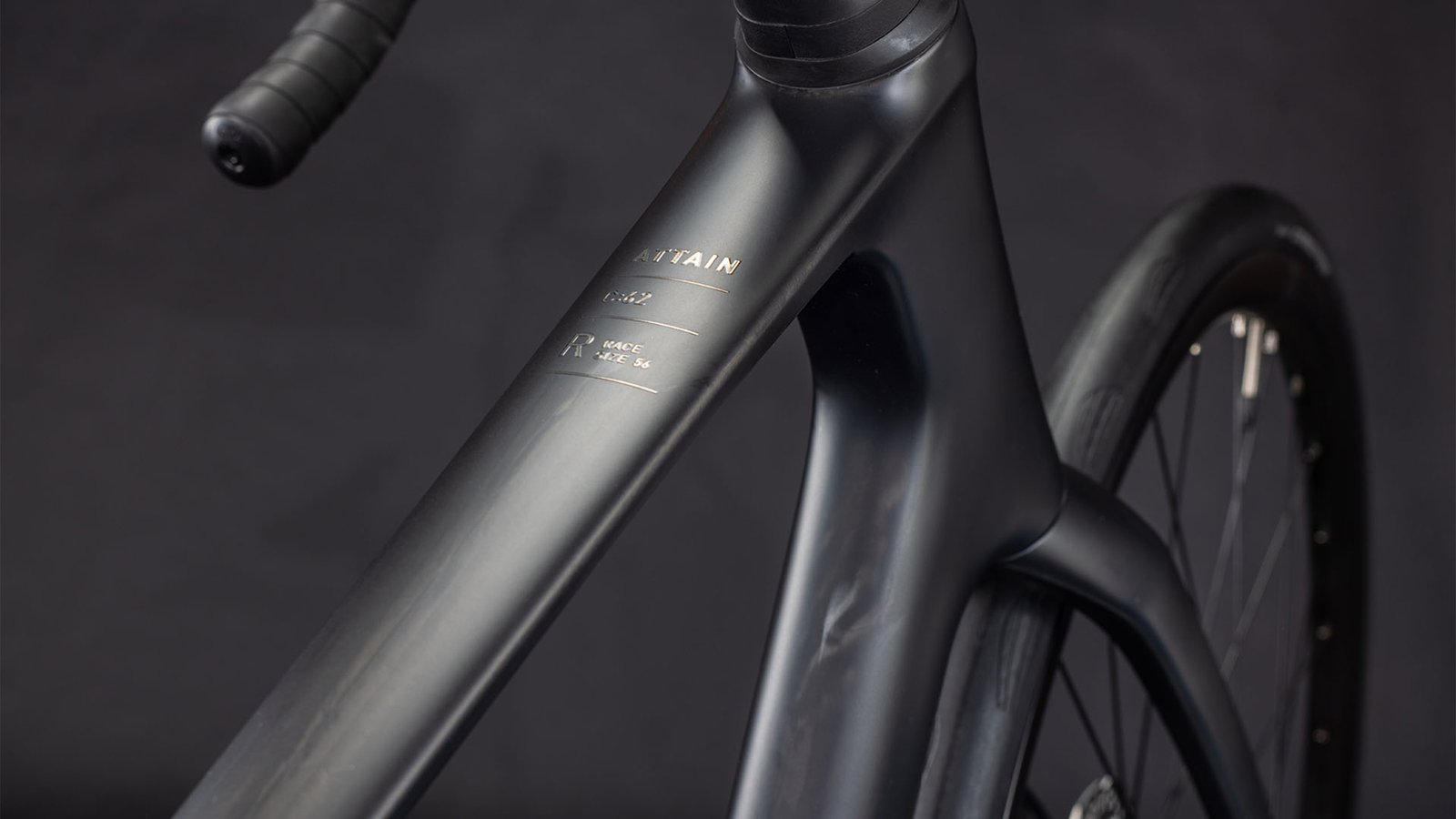 Cube Attain C:62 Race blackline